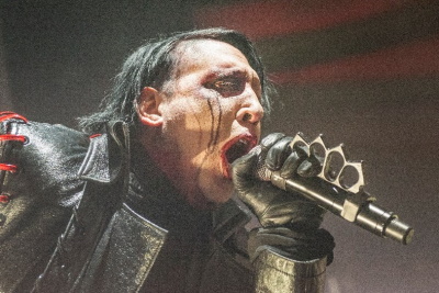 Manson using the Knuckle Buster microphone